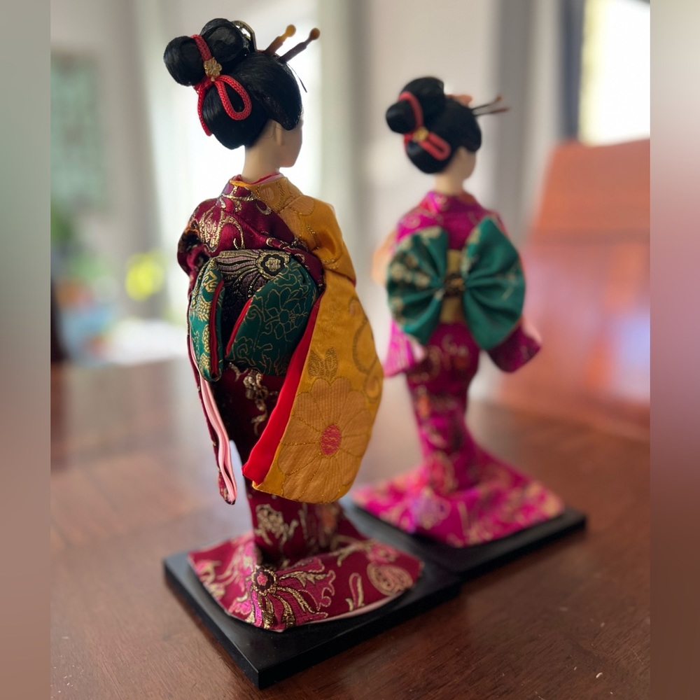 Beautiful Japanese Doll in Kimono with umbrella - Picture 8 of 8